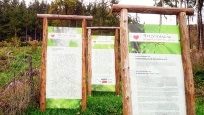 Tafeln der Unterstützer des Zauberwalds in Kärnten