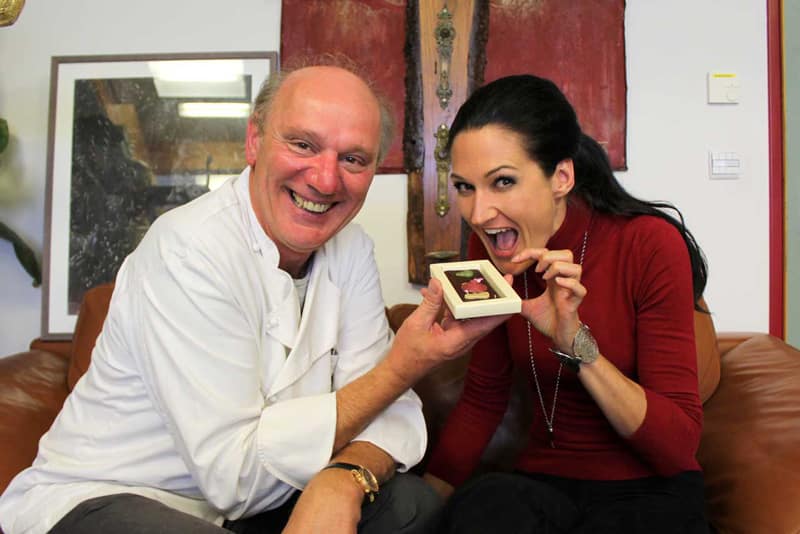 Josef Zotter mit Sandra Exl und einer Schokolade in der Hand